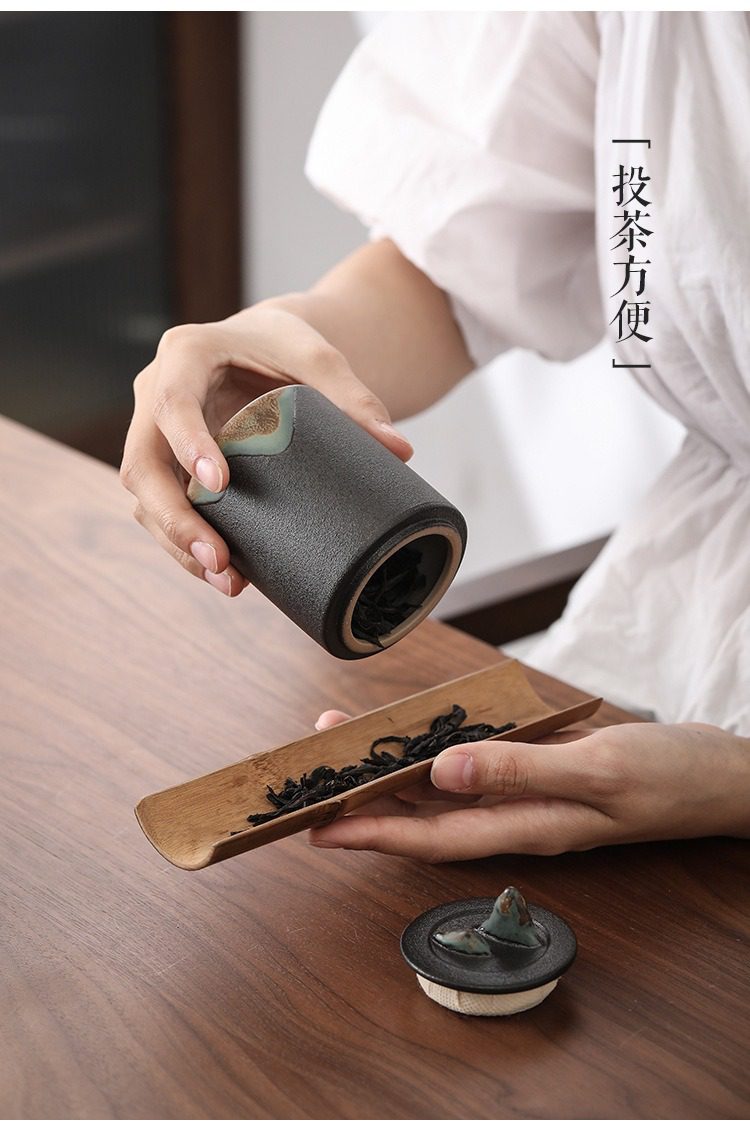 黑陶遠山茶葉罐，南山居禪意粗陶茶葉罐，手工質感搭配竹製茶則，展現簡約實用的投茶美學。