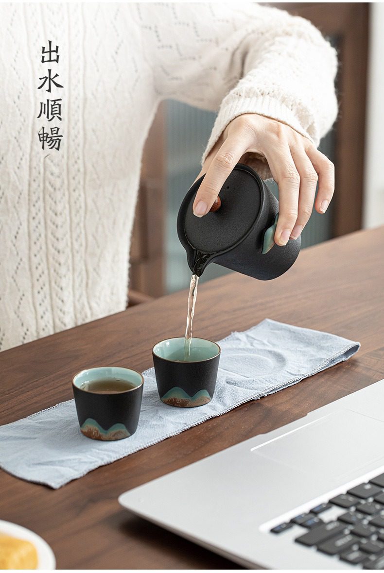 黑陶遠山山趣旅行茶具組，南山居黑色磨砂側把壺與山水紋茶杯，手工陶製工藝精緻，出水順暢，展現禪意品茗生活。