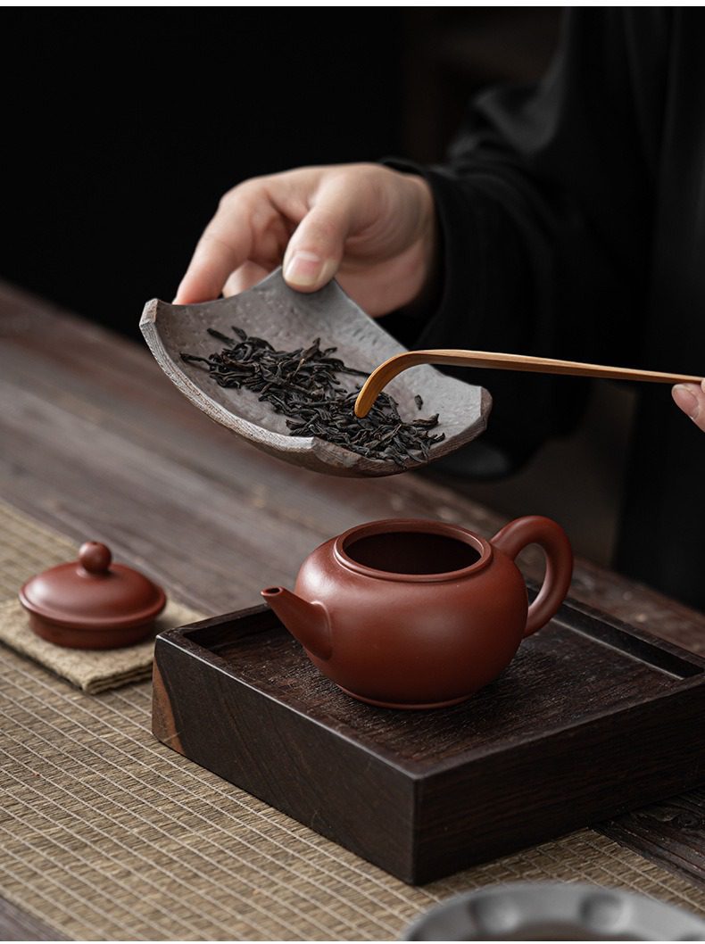 古早燒鎏金烤茶爐，南山居手工紫砂壺與粗陶茶則，展現投茶置茶的優雅儀式感，泥料細膩，工藝考究。