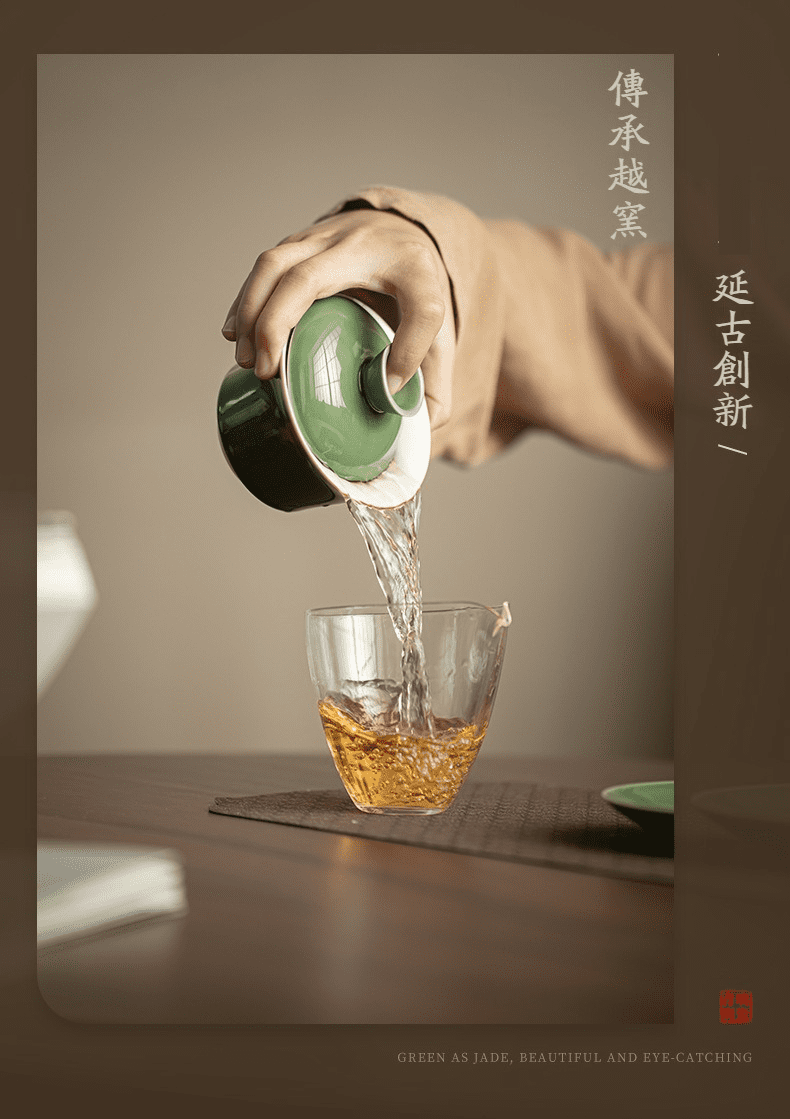 青璃寬格三才蓋碗,南山居傳承越窯風格青瓷蓋碗,釉色如玉翠綠清透,注茶時流線優雅,展現專業茶道美學。