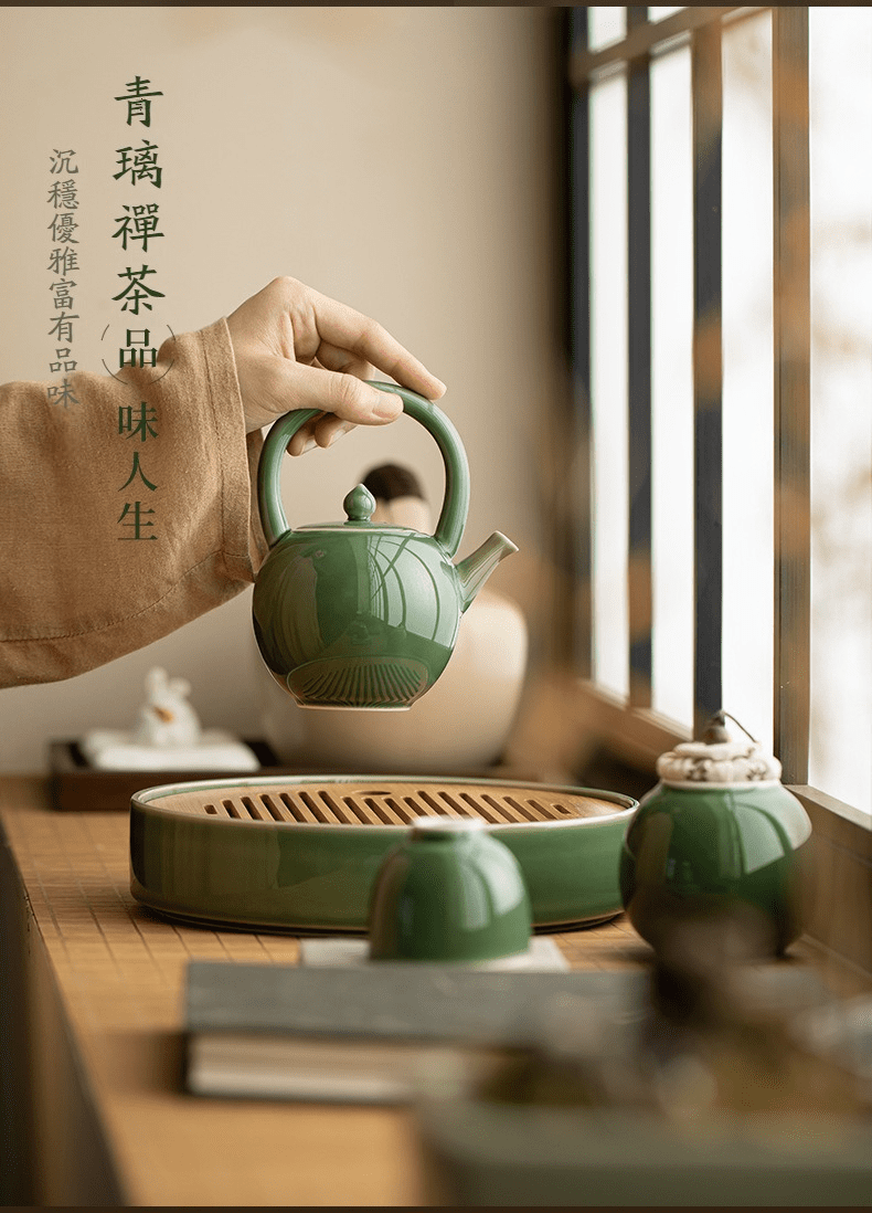 青璃釉圓月茶壺，南山居青璃禪意提梁壺，釉色如玉潤澤，造型簡約優雅，是品茗靜心的優質陶瓷茶具。