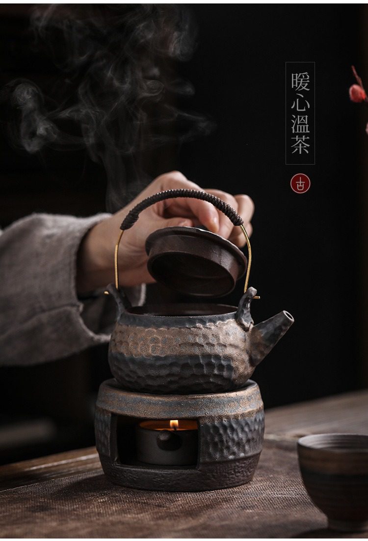 古早燒鎏金溫茶爐,南山居粗陶提梁壺搭配加熱底座,壺身鍛打紋理樸拙,燭火溫潤茶湯,展現古樸雅緻的茶道美學。