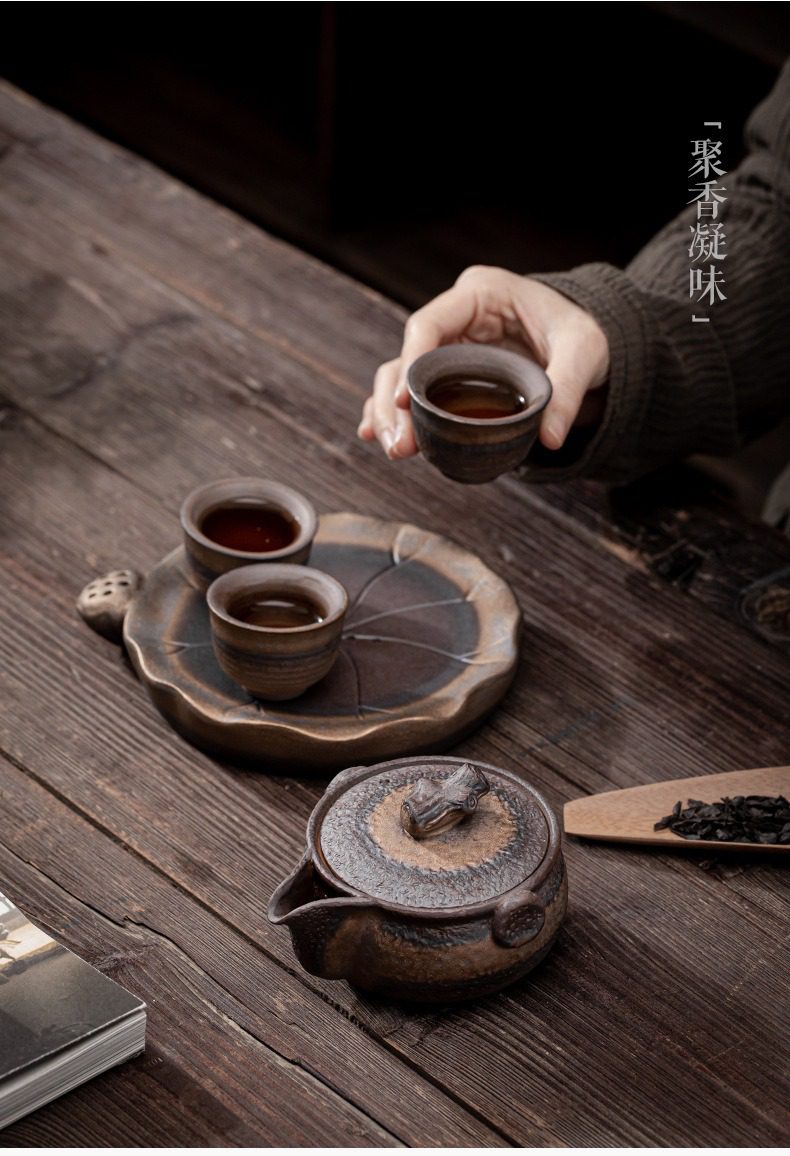 古早燒木蓋鎏金手抓壺，南山居粗陶茶具組，包含古樸荷葉茶盤與質感細膩的陶壺茶杯，營造禪意品茗氛圍。