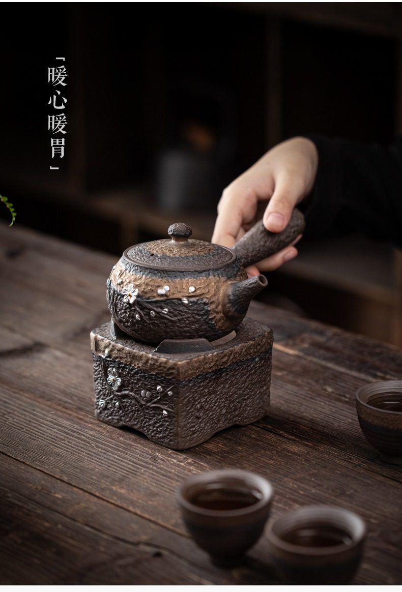 古早燒暗香溫茶爐，南山居粗陶側把壺搭配方形燒水爐，表面浮雕梅花工藝精緻，展現古樸自然與溫暖禪意。