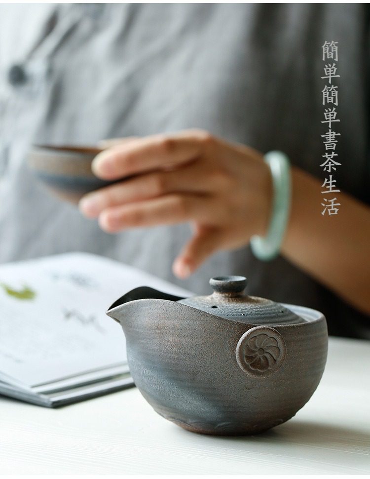 古早燒粗陶快客杯，南山居手工粗陶快客杯，側把設計融合禪意花紋，質樸深邃，適合靜心品茗與現代茶席使用。