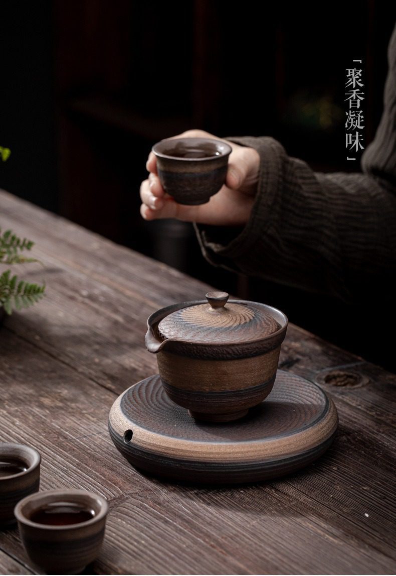 古早燒憨博手抓壺，南山居粗陶茶具組，包含古樸蓋碗與禪意茶盤，深色窯變質感，彰顯茶道品味。