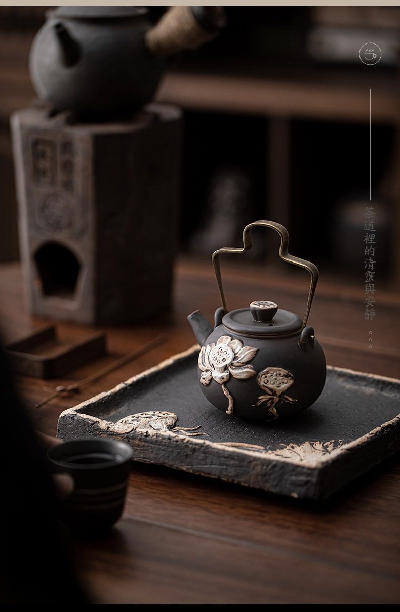 侘寂風蓮花圓韻提樑壺，南山居黑陶荷花提梁壺，壺身雕刻立體蓮蓬紋飾，古樸禪意風格，適合搭配茶盤進行居家茶席布置。