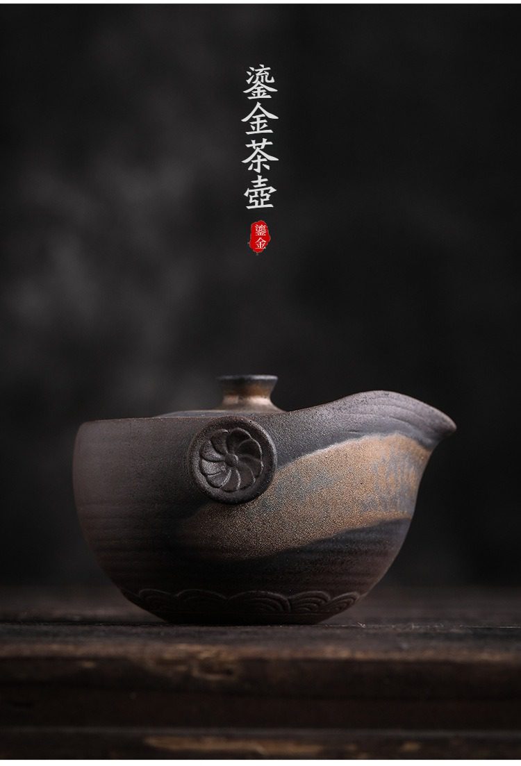 古早燒荷韻鎏金快客杯，南山居鎏金工藝茶壺，粗陶材質古樸深邃，壺身點綴雅致花紋與金色紋理，展現獨特禪意美學。