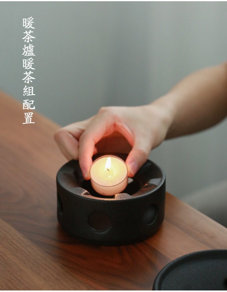 黑陶行雲提樑壺乾泡茶盤茶具組，南山居黑色陶土暖茶爐，簡約禪意設計，搭配暖黃燭光，為茶事增添溫暖氣息。