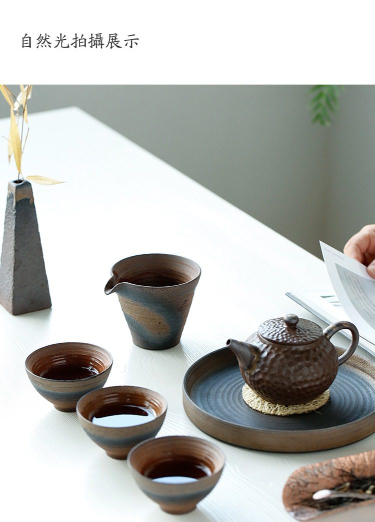 古早燒粗陶品茗杯，南山居日式粗陶茶具組，壺身錘目紋理質感古樸，搭配公道杯與茶杯，自然光下呈現侘寂美學。