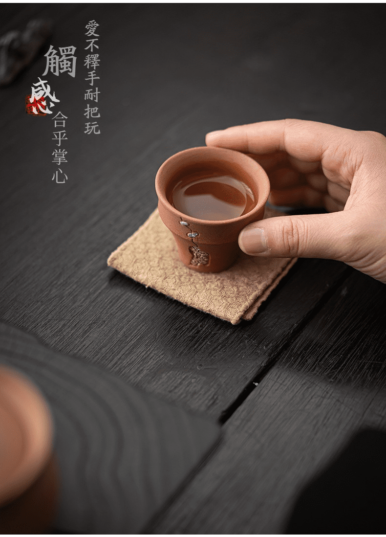 空寂老岩泥銅釘品茗杯，南山居手工紫砂茶杯，選用優質原礦紫砂泥料，杯身飾有精緻金繕工藝，質樸雅緻，適合細品茗香。
