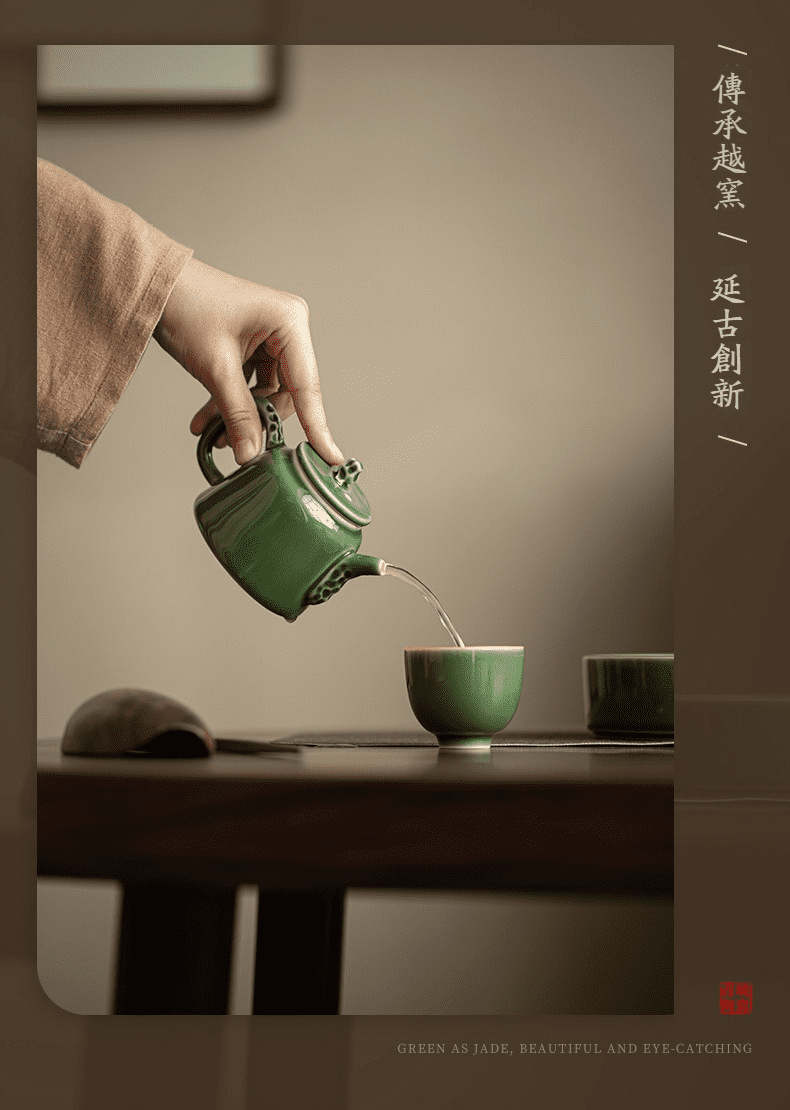 青璃釉枯石手執茶壺，南山居越窯青瓷茶具，釉色如翠玉般清透，手持精緻青瓷壺緩緩出水，展現經典東方茶道美學。
