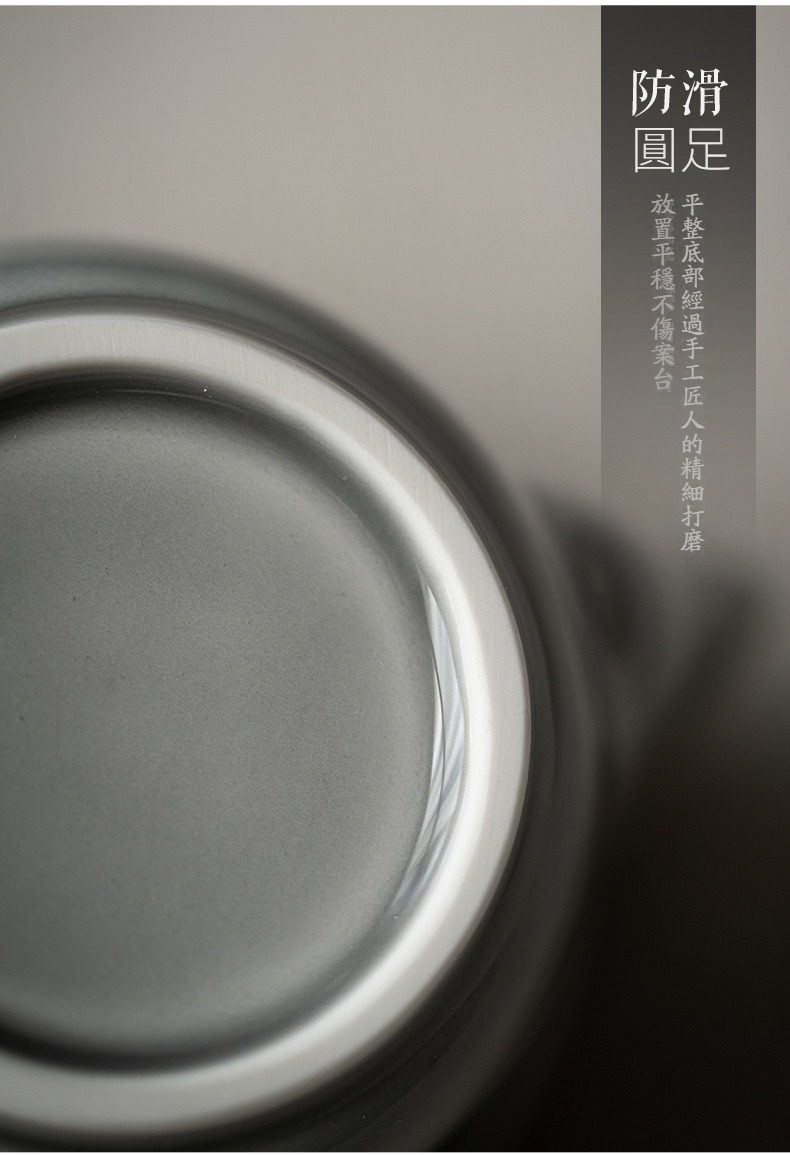 冰灰釉海浪手抓壺，南山居手工紫砂茶具，精密打磨防滑圓足設計，底座平整穩固，展現卓越工藝品質與極簡禪意美學。