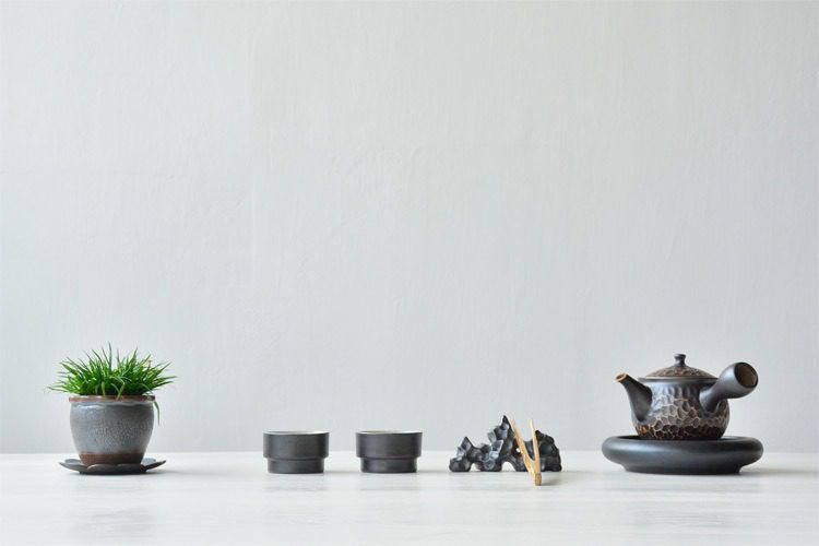 遠山湖石筆架，南山居日式粗陶側把壺與茶杯組，壺身具備獨特錘目紋理，營造極簡禪意茶席空間。