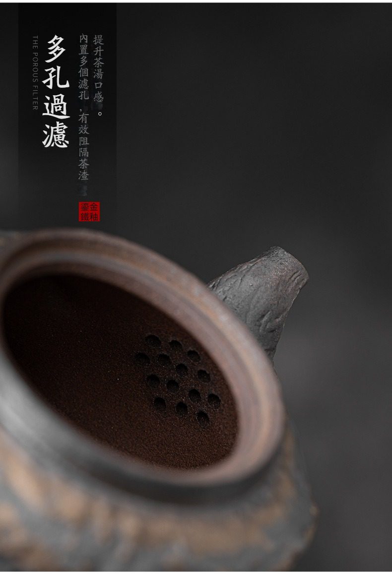 古早燒湖石側把壺，南山居金絲鐵釉紫砂壺，內部精緻多孔過濾設計，確保茶湯純淨，展現卓越手工製壺工藝。