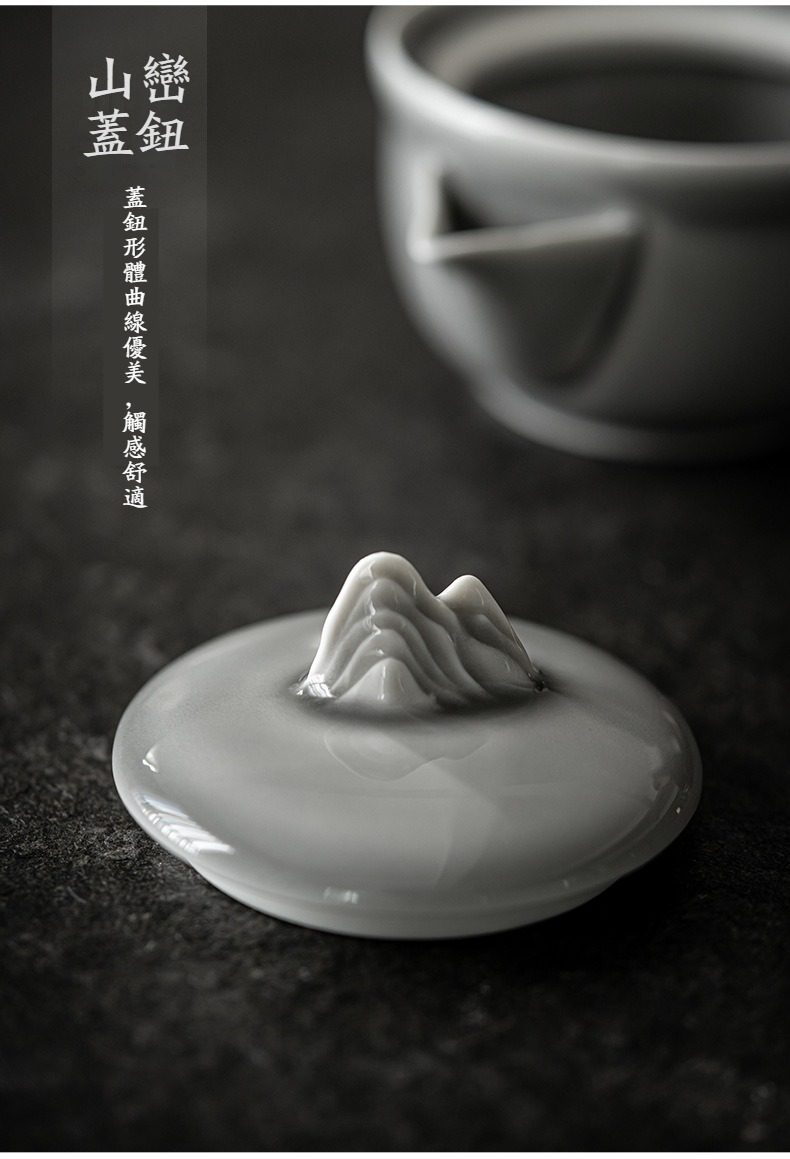 冰灰釉手抓壺，南山居精緻手工陶瓷蓋碗，獨特山巒造型蓋鈕設計，釉色溫潤如玉，彰顯高雅茶道美學。