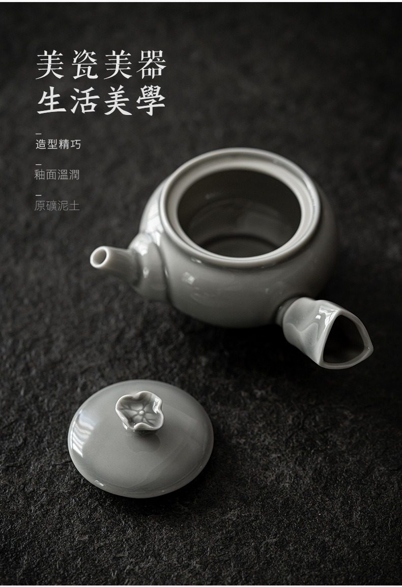 冰灰釉荷香側把壺，南山居側把茶壺，釉面溫潤色澤優雅，壺蓋雕琢精緻花苞鈕，展現極致禪意美學。