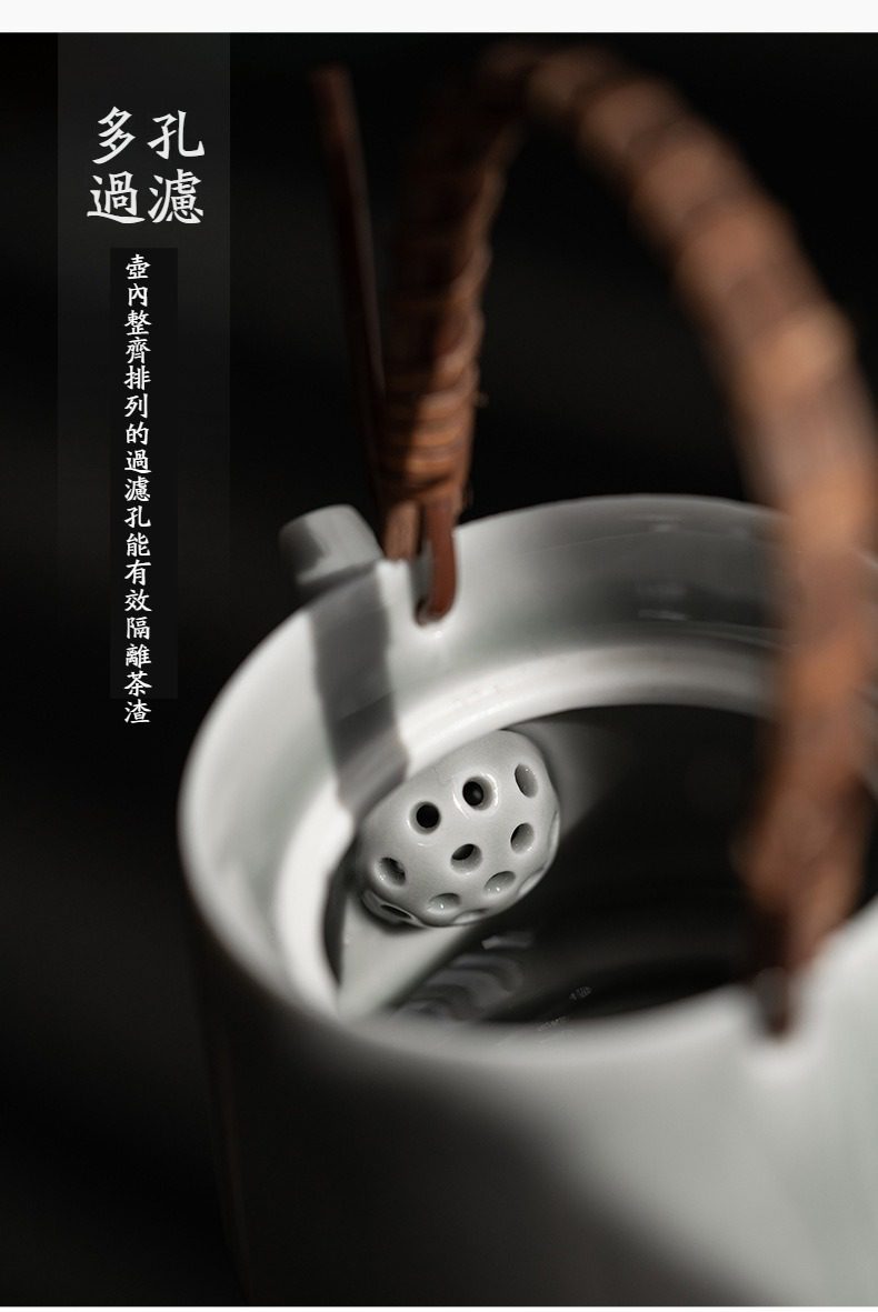 冰灰釉枯石提樑壺，南山居白瓷提梁壺細節，壺內設有圓潤多孔濾網，能精準過濾茶渣，確保茶湯清澈順滑。