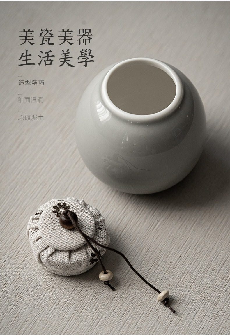 冰灰釉小圓茶葉罐，南山居手工禪意陶瓷茶葉罐，釉色溫潤如玉，搭配精緻亞麻布藝瓶蓋，展現極簡東方美學。
