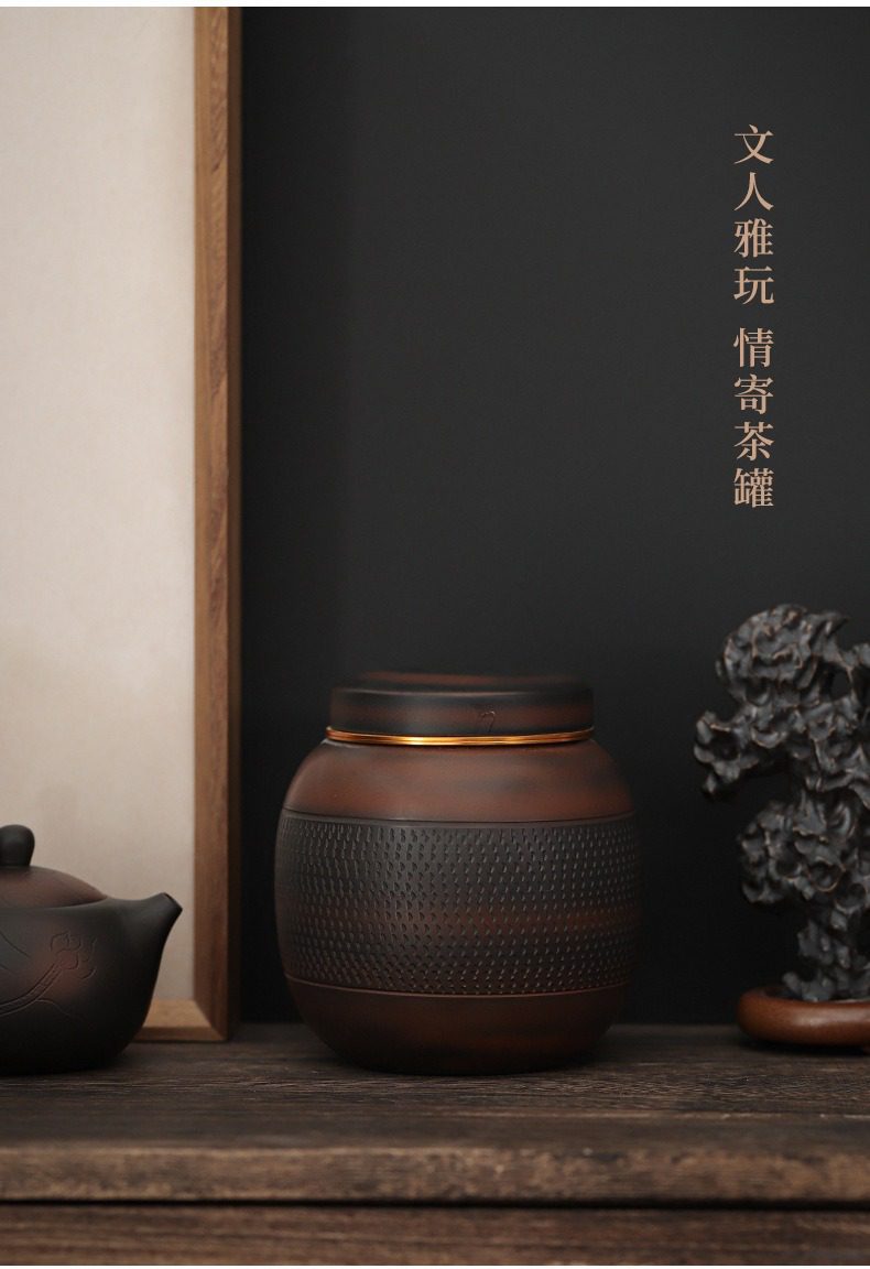 紫陶清溪圓筒茶葉罐，南山居手工柴燒陶藝茶罐，深沉釉色與立體刻紋設計，展現質樸禪意，適合存放珍貴茶葉的藝術茶具。