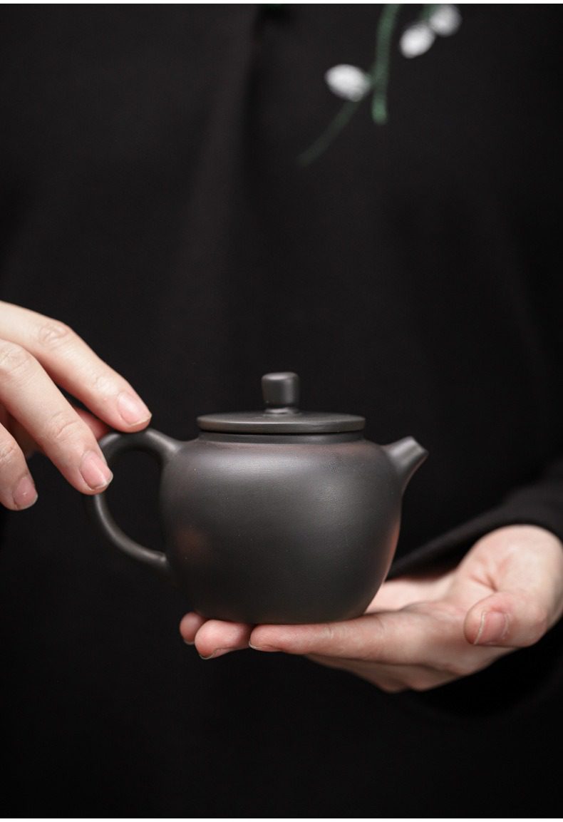 紫陶清溪聽雲茶壺，南山居手工紫砂小壺，紫黑泥色調深沉質樸，器型簡約雅緻，適合個人靜心品茗。
