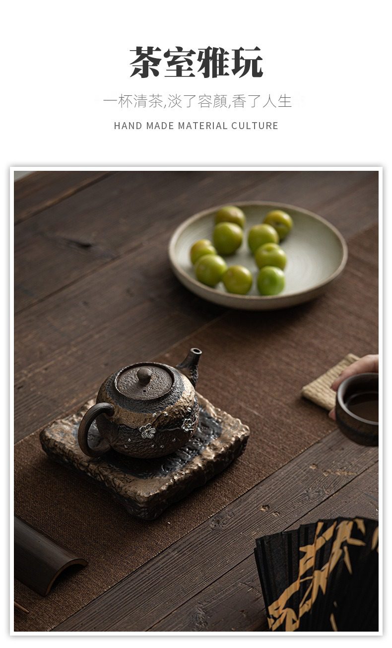 古早燒鎏金暗香正把壺，南山居手工柴燒粗陶茶壺，壺身鑲嵌精緻銀花點綴，置於質感岩石紋理茶盤上，盡顯禪意。