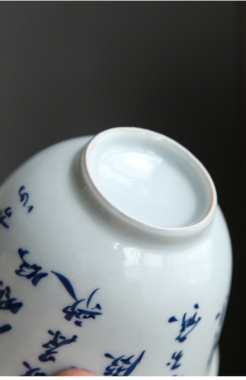 手繪飲茶歌書法蓋碗，南山居青花瓷書法茶杯，杯底圈足圓潤，釉色溫潤潔白，杯身飾有雋永書法字體。