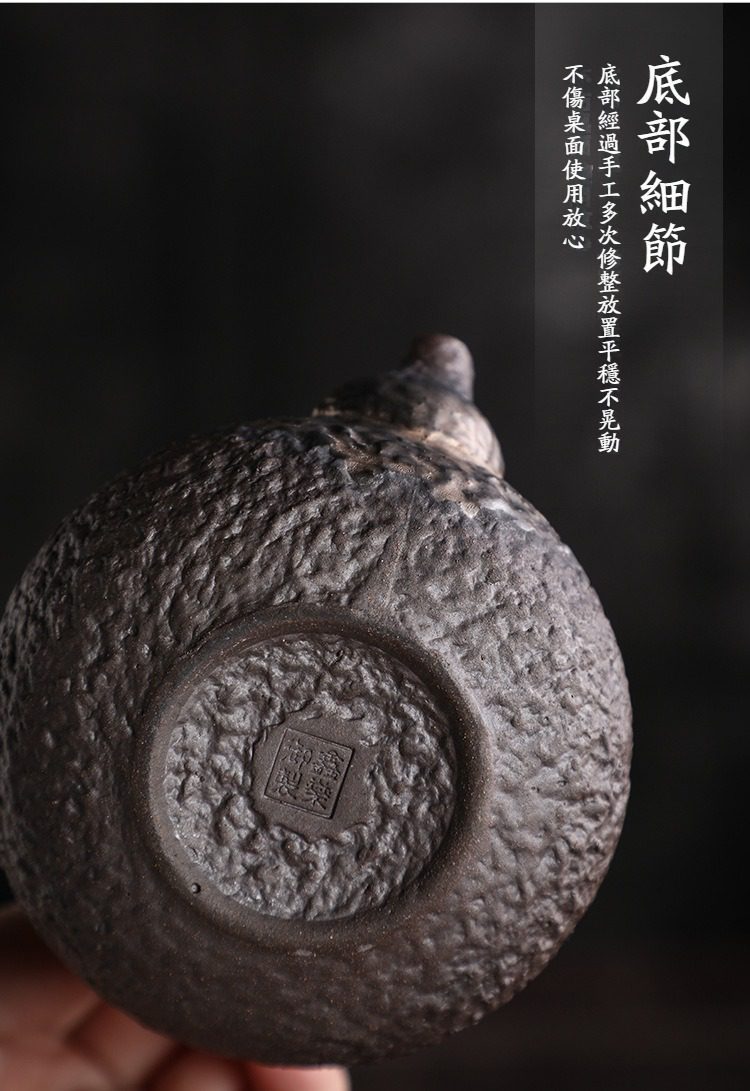 古早燒石紋提樑壺，南山居手工紫砂壺底部細節，壺底經細緻修整，紋理滄桑古樸，印章清晰工整，放置平穩而不傷桌面。