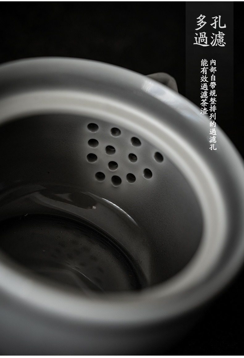 冰灰釉手抓壺，南山居精緻陶瓷茶壺內部，設有規整多孔過濾網，有效濾除茶渣，出水流暢，展現極致工藝。