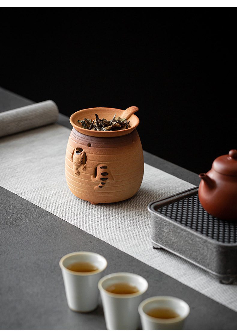 古早燒小貓烤茶爐，南山居手工粗陶茶渣桶，造型古樸雅緻，浮雕萌虎設計增添茶席趣味，適合日常品茗擺放。