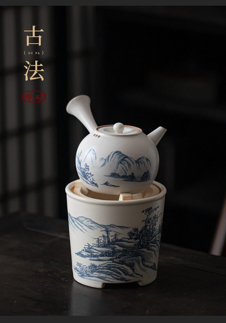 手繪蘇打釉溫茶爐，南山居古法青花手繪側把壺，搭配精緻陶瓷茶盞，繪有山水意境，展現典雅禪意茶道美學。