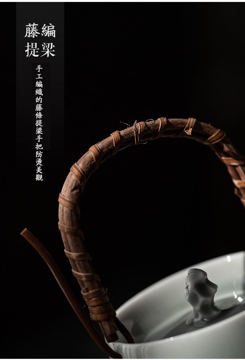 冰灰釉枯石提樑壺，南山居精緻手工藤編提樑，採用天然藤條細膩纏繞，質感古樸自然，兼具防燙功能與極致美感。