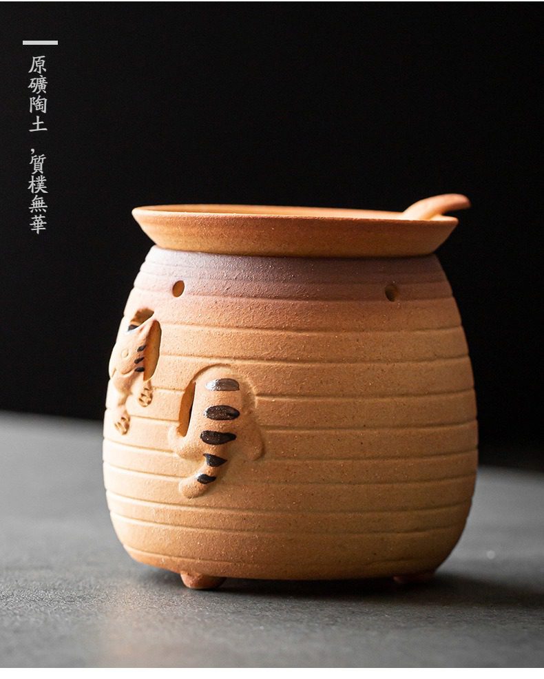 古早燒小貓烤茶爐，南山居原礦陶土茶葉罐，手工捏塑可愛貓咪浮雕，呈現樸實自然的禪意茶席風格。