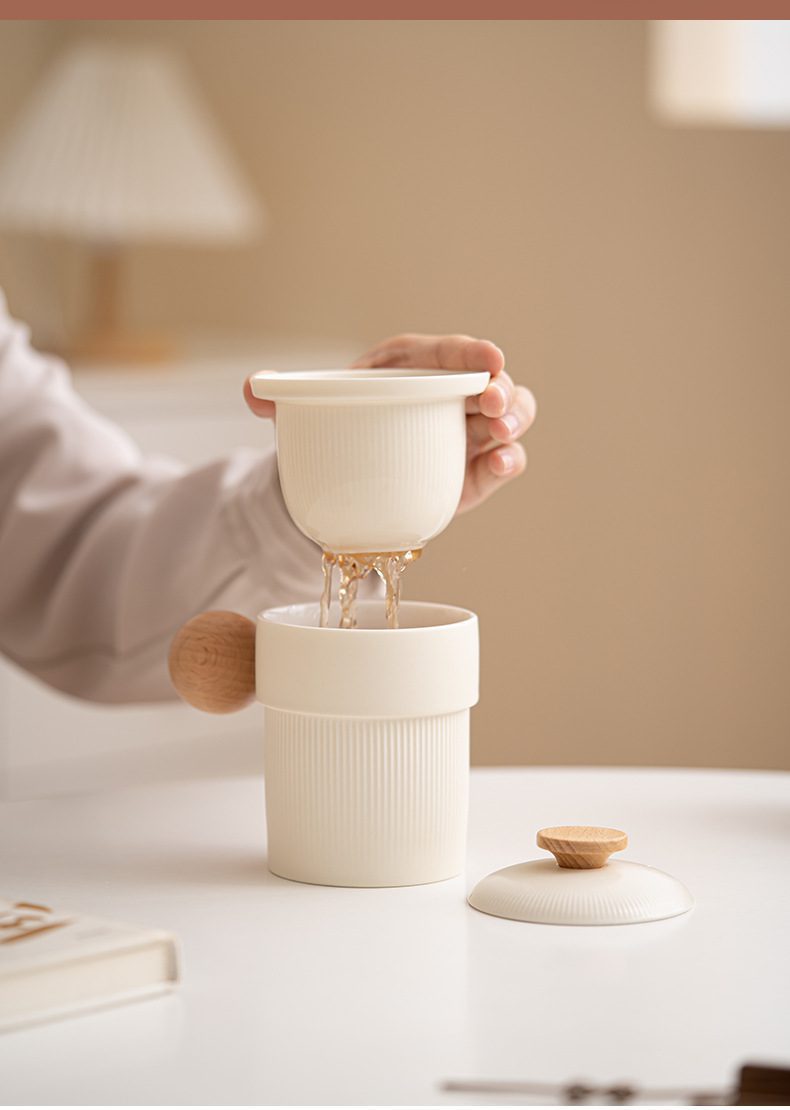 奶油風陶瓷泡茶杯，南山居日式簡約陶瓷泡茶杯，米白色豎條紋設計搭配質感木柄，濾茶過濾設計方便實用。