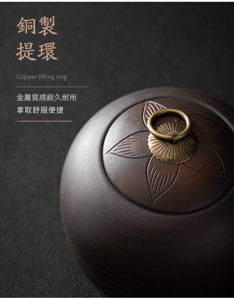 紫陶清溪茶葉罐，南山居手工紫砂茶倉，壺蓋配備精緻銅製提環，雕花工藝考究，展現沉穩禪意美學。