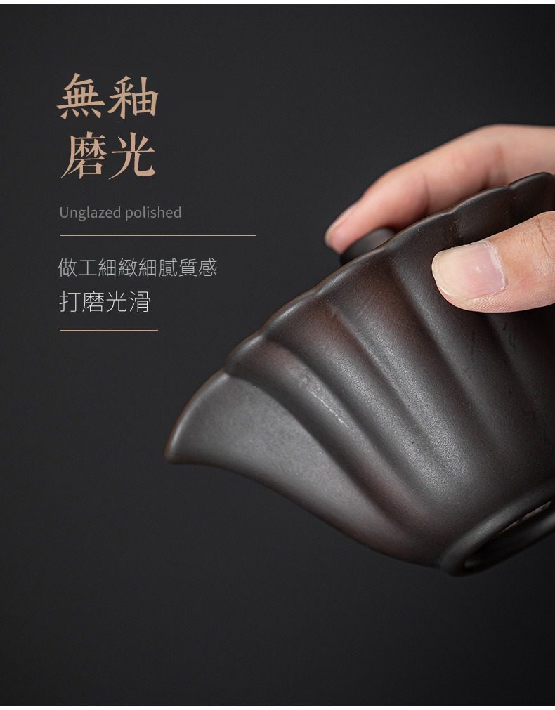 紫陶清溪花瓣手抓壺，南山居手工紫砂無釉磨光茶杯，杯身呈優雅花瓣紋理，觸感細膩溫潤，展現極致工藝美學。