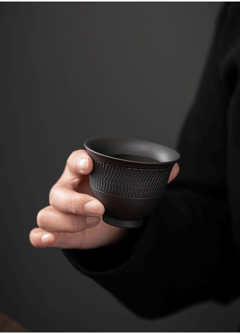 紫陶清溪自動茶具組，南山居手工黑色紫砂茶杯，杯身刻有精緻紋理，觸感細膩，散發沉穩禪意，是品茗愛好者的極致之選。