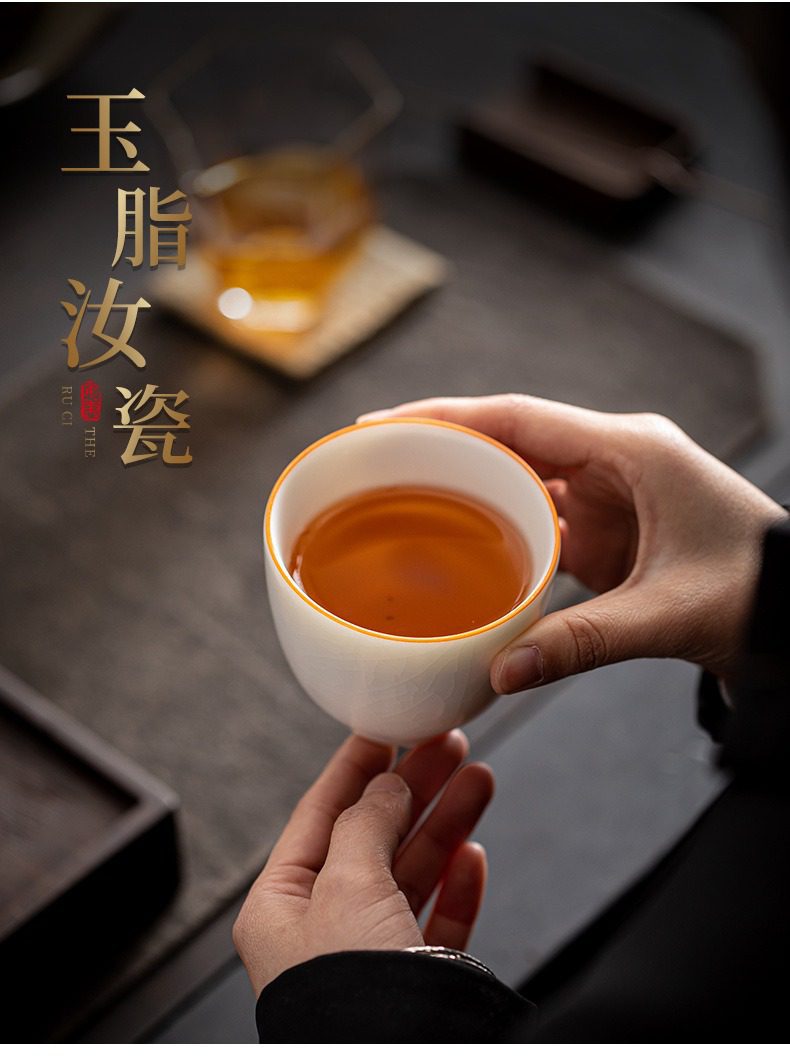 玉脂汝瓷高升品茗杯，南山居玉脂汝瓷茶杯，釉色溫潤如玉，杯口細緻，展現經典開片工藝與東方禪意美學。