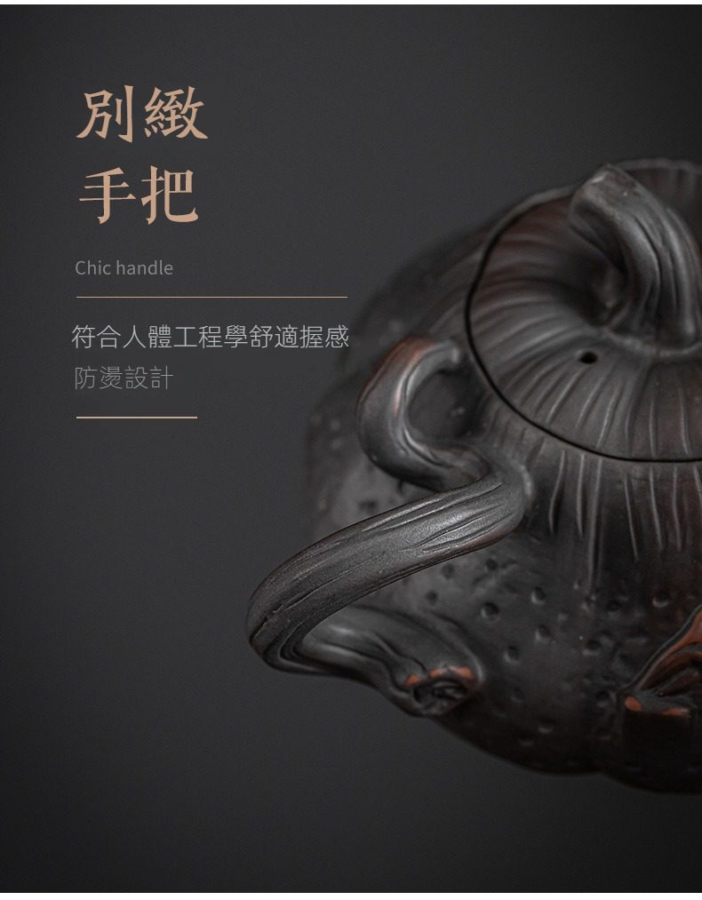 紫陶清溪南瓜茶壺，南山居黑泥紫砂壺，壺把設計遵循人體工學，呈現別緻藤蔓紋理，具備防燙功能的經典手工茶具。