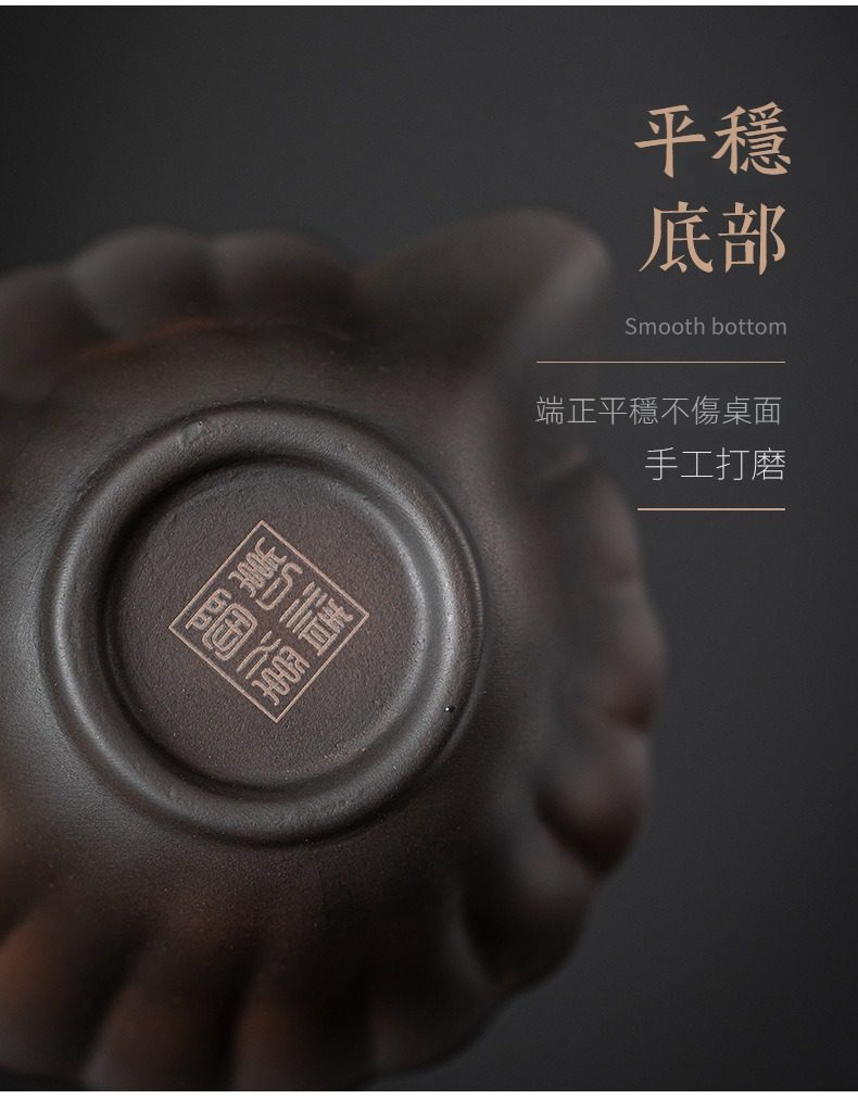 紫陶清溪花瓣手抓壺，南山居手工紫砂壺底部，壺底打磨平整細膩，落款印章清晰呈現匠心工藝。
