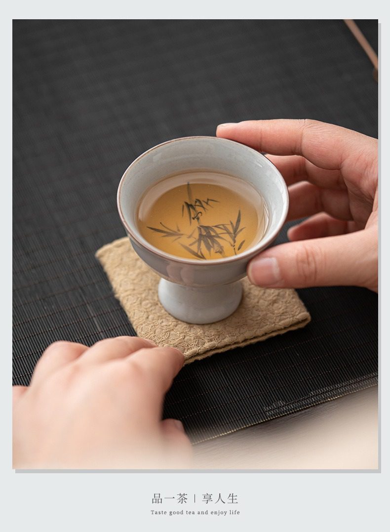 手繪文竹品茗杯，南山居手繪竹影青瓷高足杯，杯身釉色溫潤雅緻，內壁手繪水墨竹葉，展現東方禪意美學。
