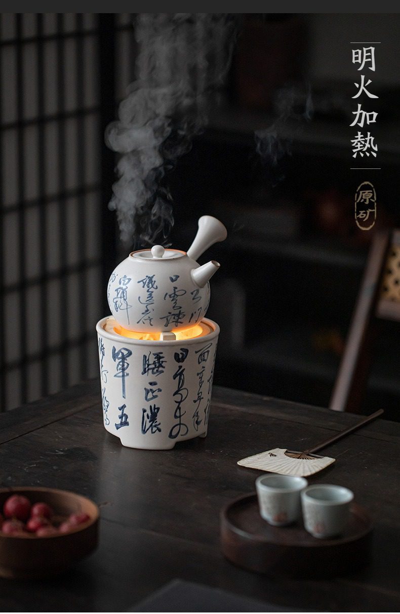 手繪蘇打釉溫茶爐，南山居日式側把陶壺搭配爐架，壺身書寫蒼勁書法，炭火明亮，熱氣升騰，盡顯禪意茶道美學。