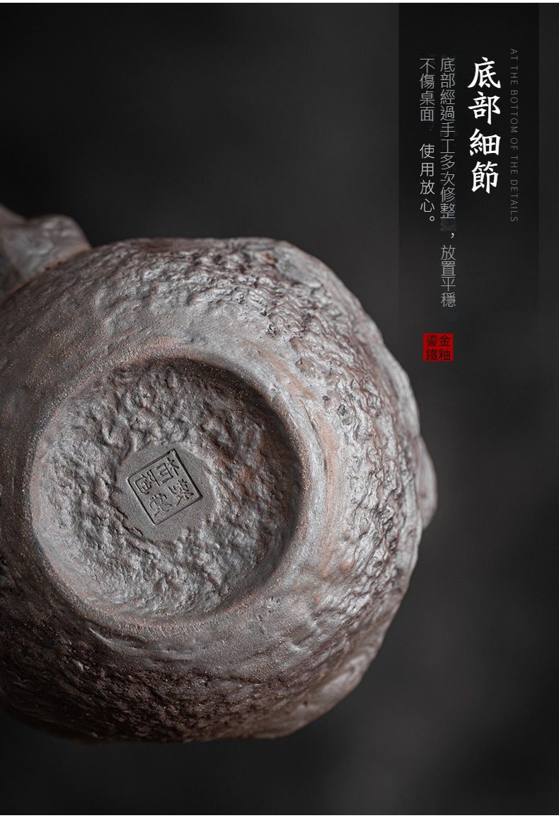 古早燒湖石側把壺，南山居金砂鐵釉紫砂壺底部，壺底刻印工藝精細，胎質粗獷厚實，展現古樸禪意風格。