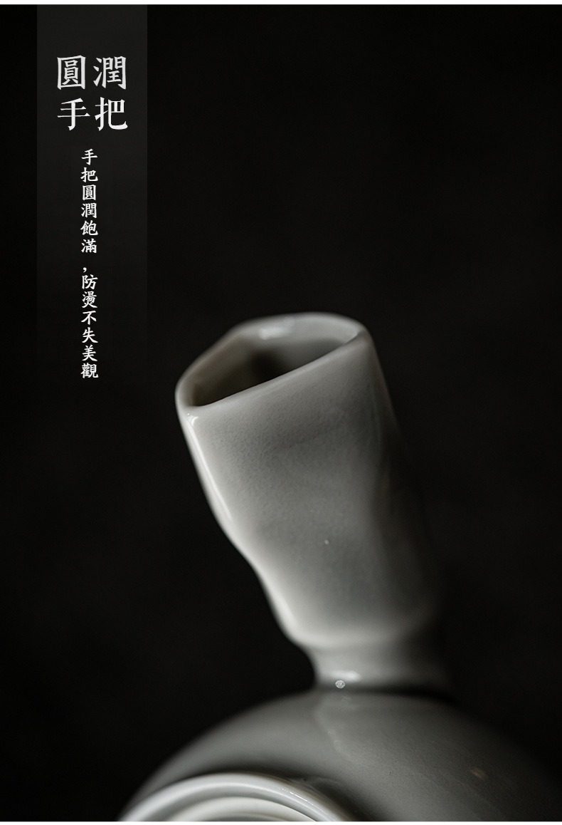 冰灰釉荷香側把壺，南山居白瓷側把壺細節，圓潤飽滿的手把設計，質地細膩溫潤，展現禪意茶器美學。