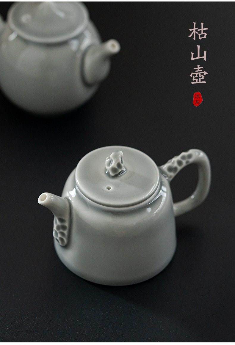 冰灰釉功夫茶具組，南山居枯山壺，冰灰釉色溫潤雅緻，壺把與壺鈕飾以獨特肌理設計，展現禪意茶具之美。