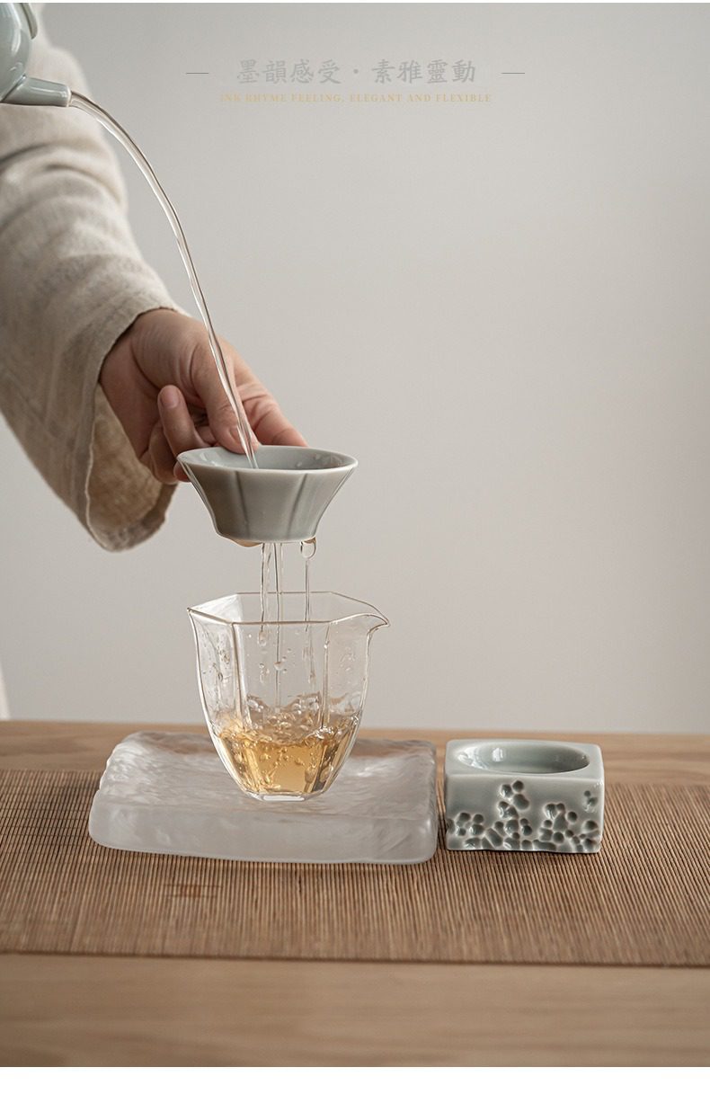 冰灰釉湖石過濾茶漏，南山居手工冰裂紋陶瓷茶漏組，搭配清透公道杯，展現出水順暢、雅緻禪意的茶道美學。
