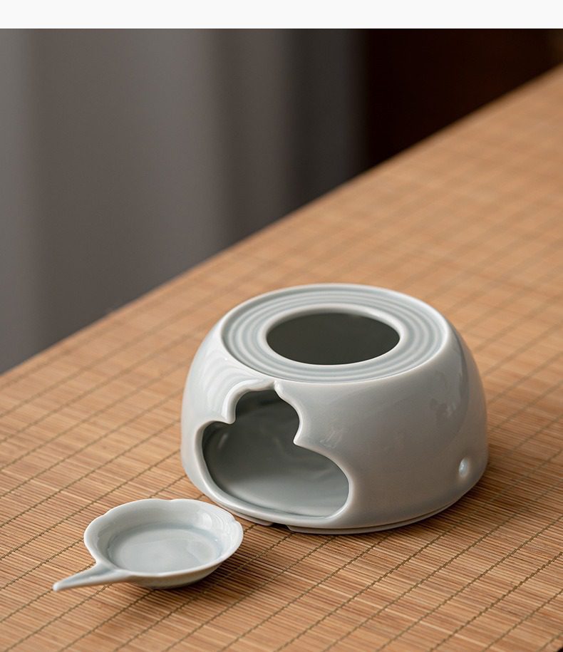 冰灰釉溫茶爐套組，南山居青瓷暖茶爐，釉色清雅如玉，爐身圓潤厚實，搭配精巧蓮花造型燭台，是品茗保溫的典雅茶具。