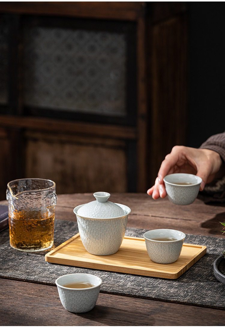 影青瓷溫馨快客杯，南山居手工冰裂紋蓋碗茶具組，瓷質細膩透亮，獨特織紋設計，展現東方雅致禪意生活美學。
