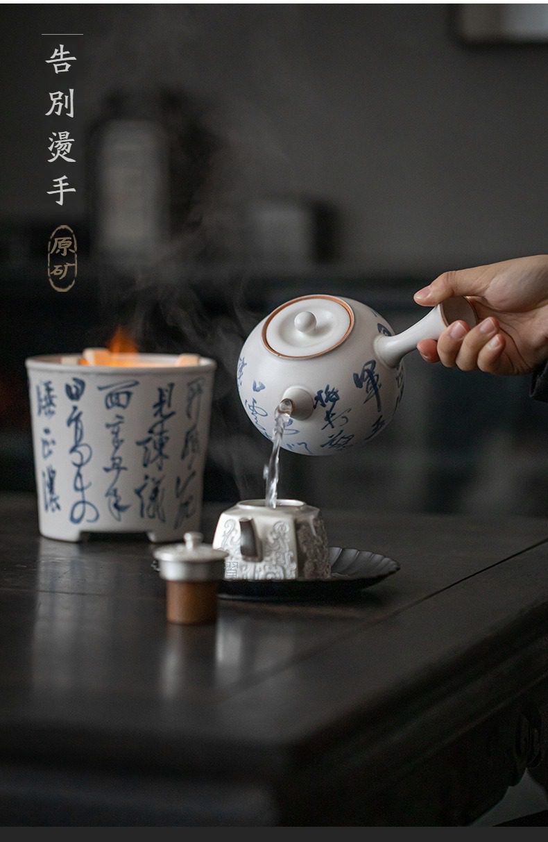 手繪蘇打釉溫茶爐，南山居青花書法側把壺，釉色溫潤潔白，搭配古樸暖爐，展現文人雅緻品茗氛圍。