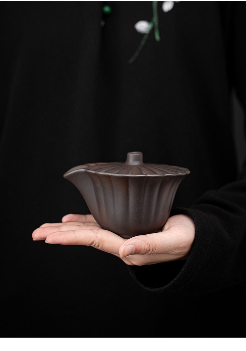 紫陶清溪花瓣手抓壺，南山居手工紫砂瓜棱蓋碗，深沉紫泥色澤，器型精緻典雅，展現禪意與職人手作工藝。
